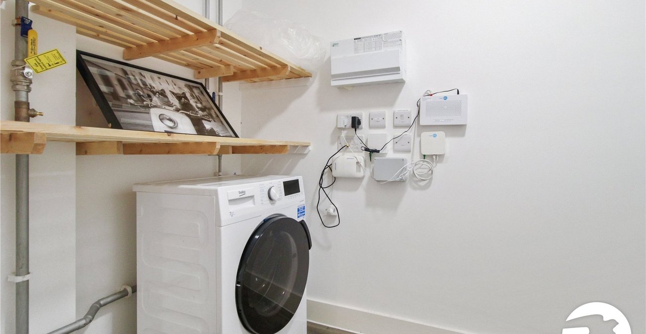 2 bedroom property to rent in Greenhithe | Robinson Michael & Jackson