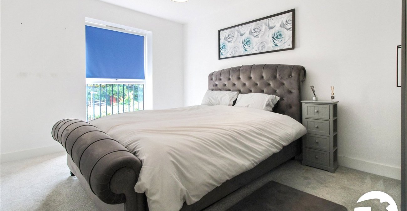 2 bedroom property to rent in Greenhithe | Robinson Michael & Jackson
