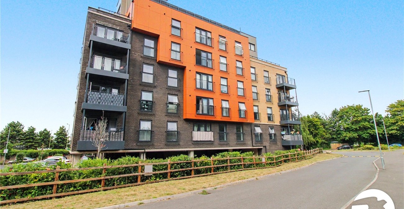 2 bedroom property to rent in Greenhithe | Robinson Michael & Jackson