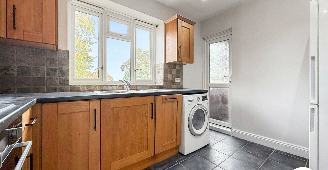 2 bedroom property to rent in London | Robinson Jackson