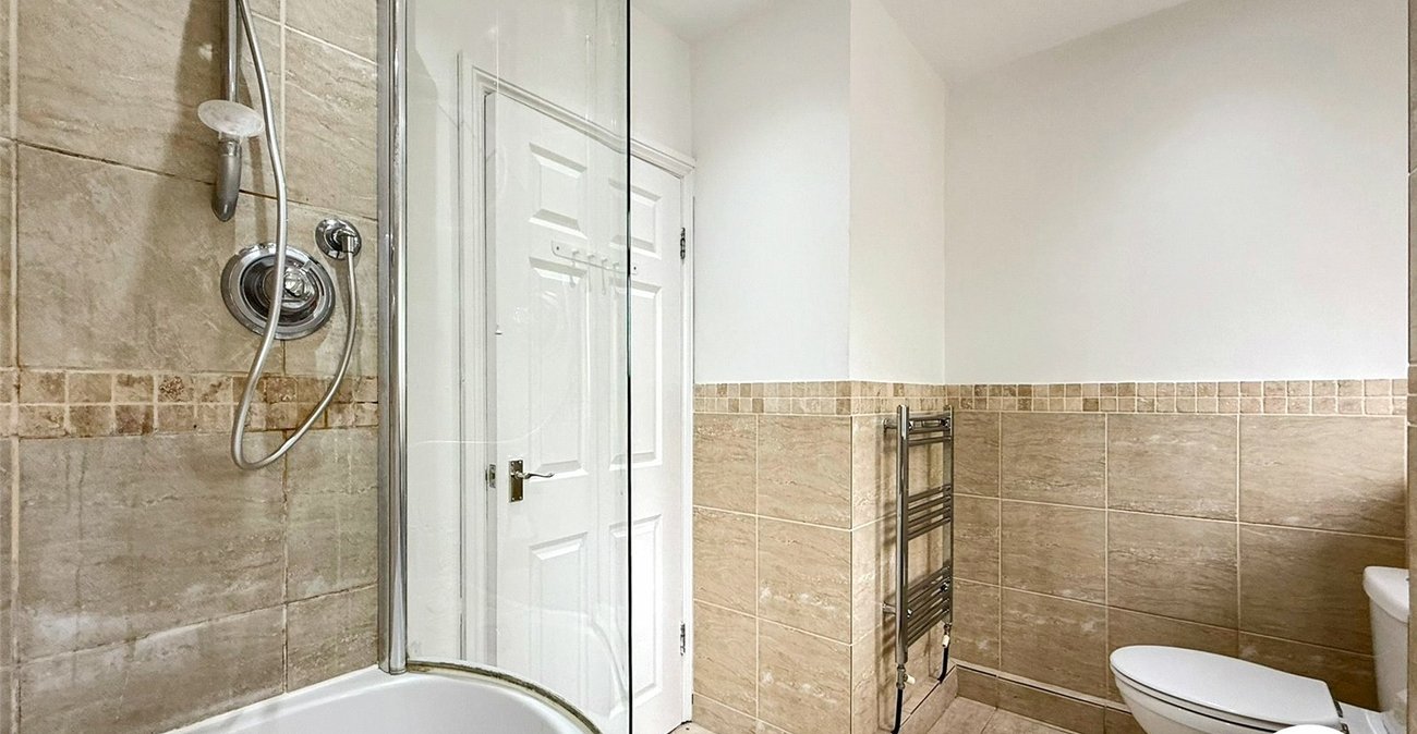 2 bedroom property to rent in London | Robinson Jackson