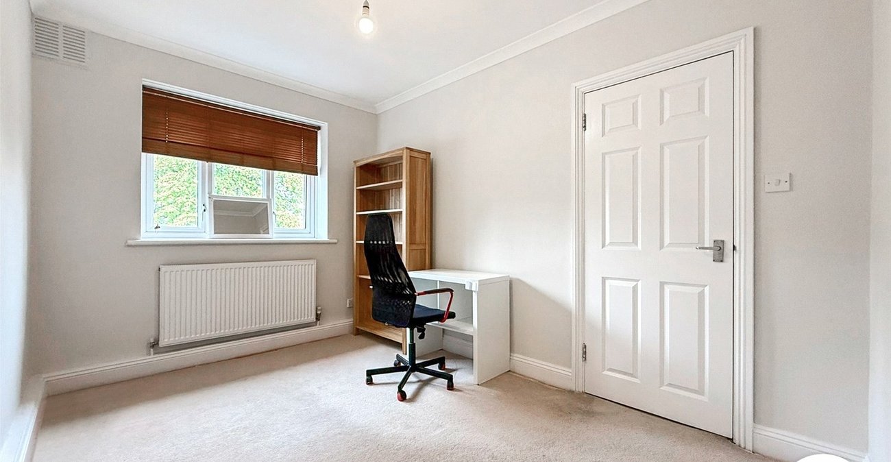 2 bedroom property to rent in London | Robinson Jackson