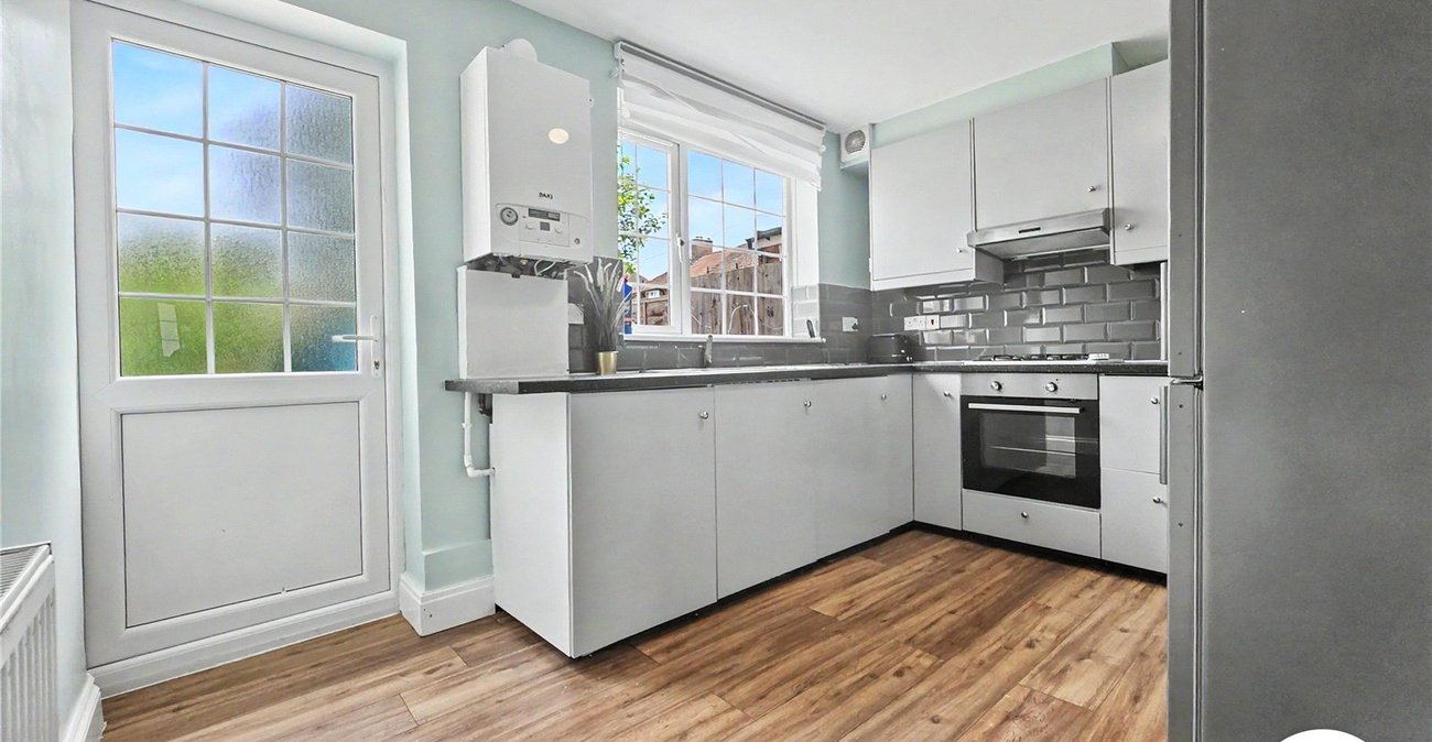 3 bedroom house to rent in London | Robinson Jackson