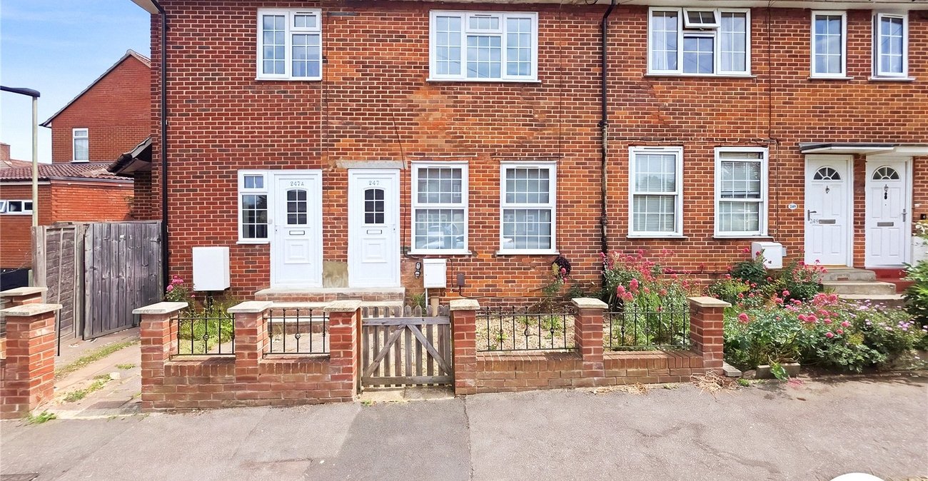 3 bedroom house to rent in London | Robinson Jackson