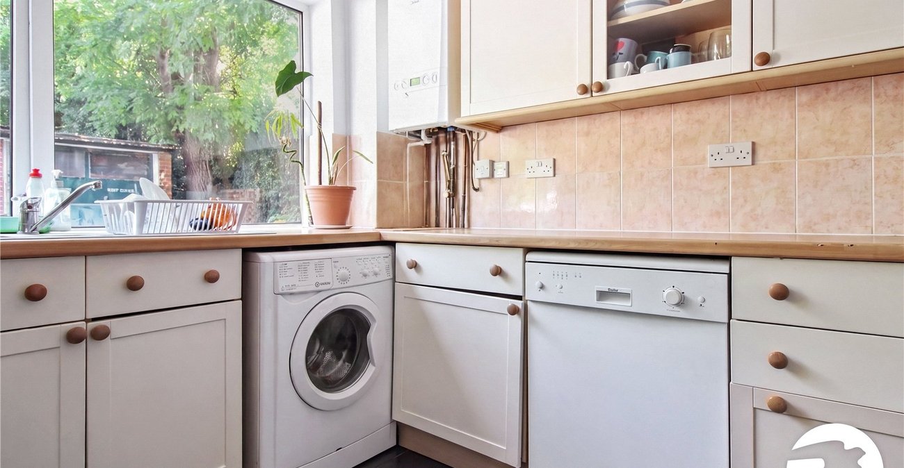 2 bedroom property to rent in Greenhithe | Robinson Michael & Jackson