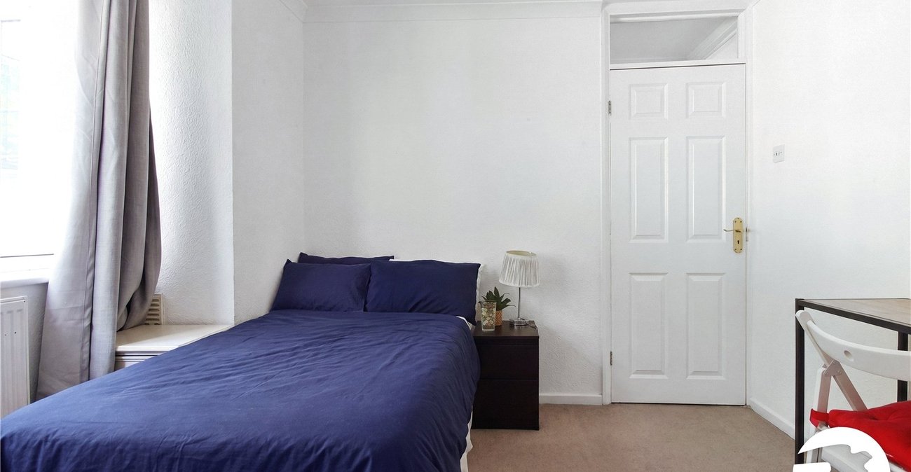 2 bedroom property to rent in Greenhithe | Robinson Michael & Jackson