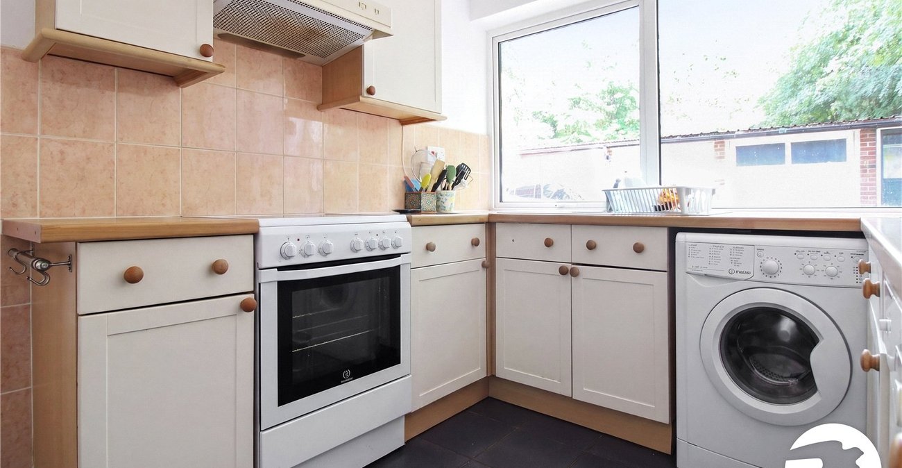 2 bedroom property to rent in Greenhithe | Robinson Michael & Jackson