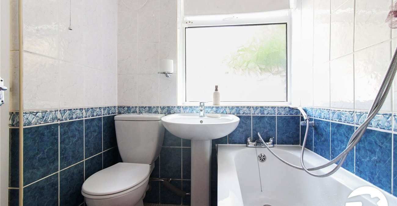 2 bedroom property to rent in Greenhithe | Robinson Michael & Jackson