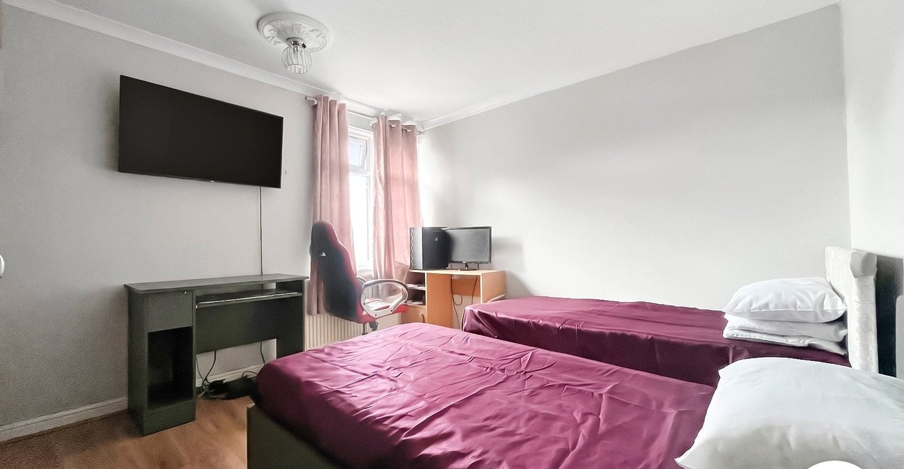 3 bedroom house to rent in Erith | Robinson Jackson