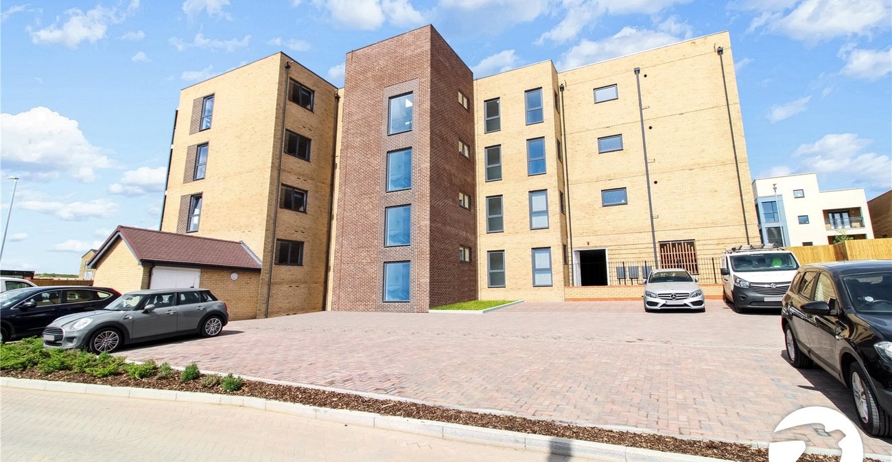 2 bedroom property to rent in Castle Hill | Robinson Michael & Jackson