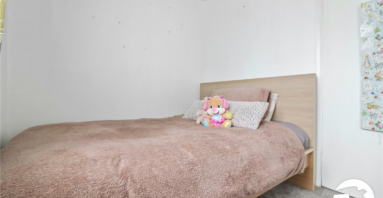 2 bedroom property to rent in Swanscombe | Robinson Michael & Jackson