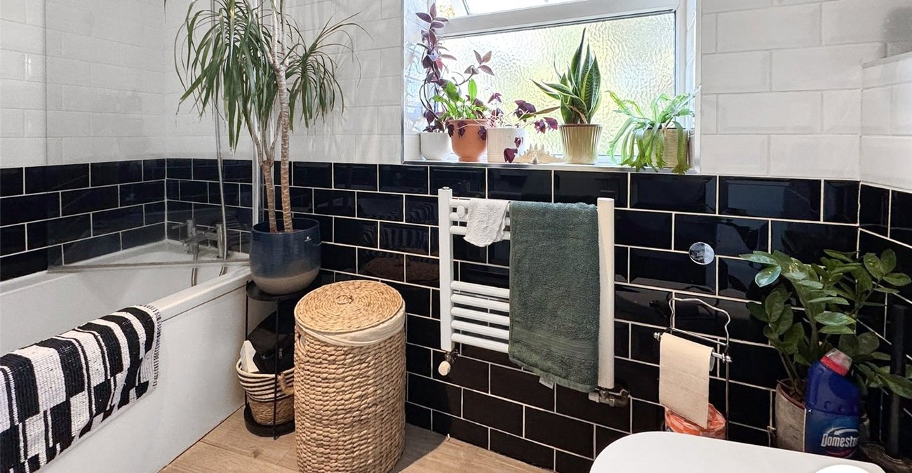2 bedroom property to rent in London | Robinson Jackson
