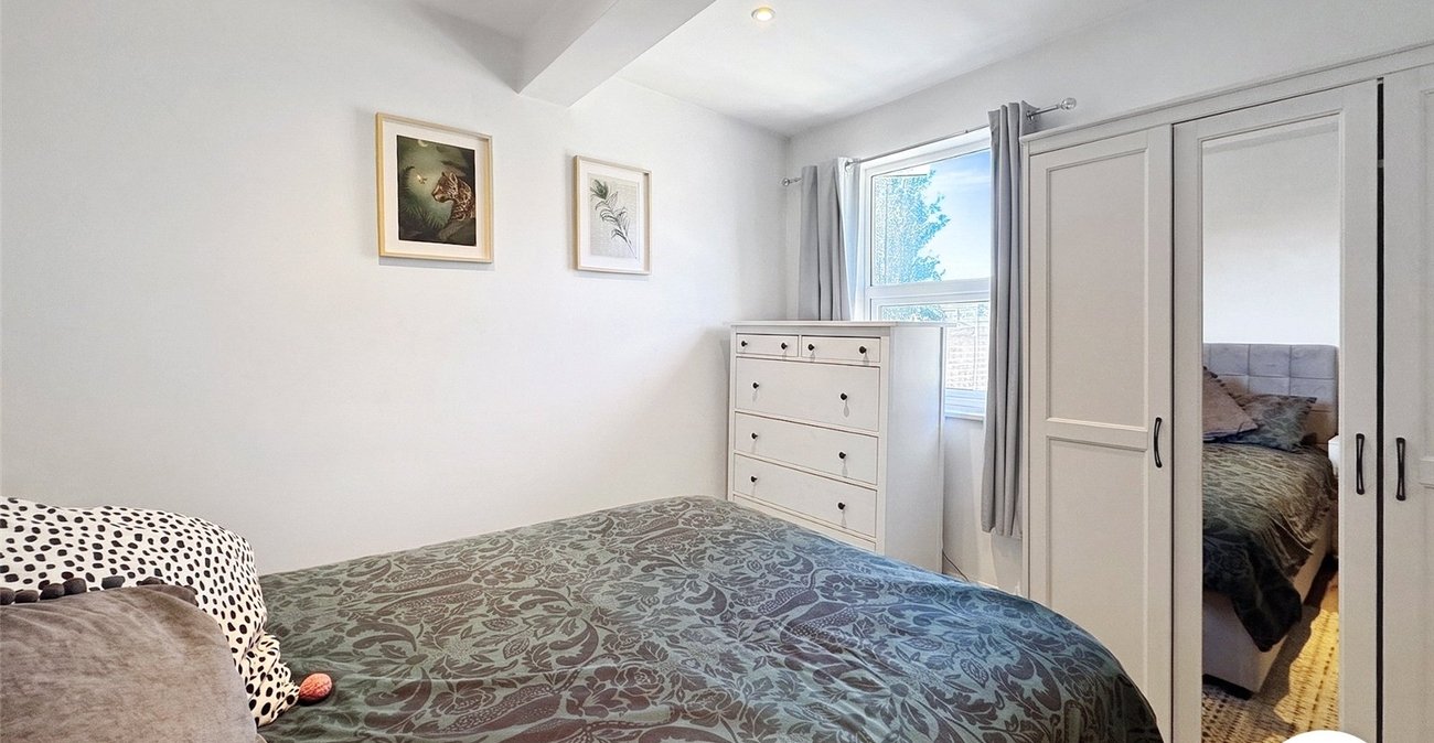 2 bedroom property to rent in London | Robinson Jackson