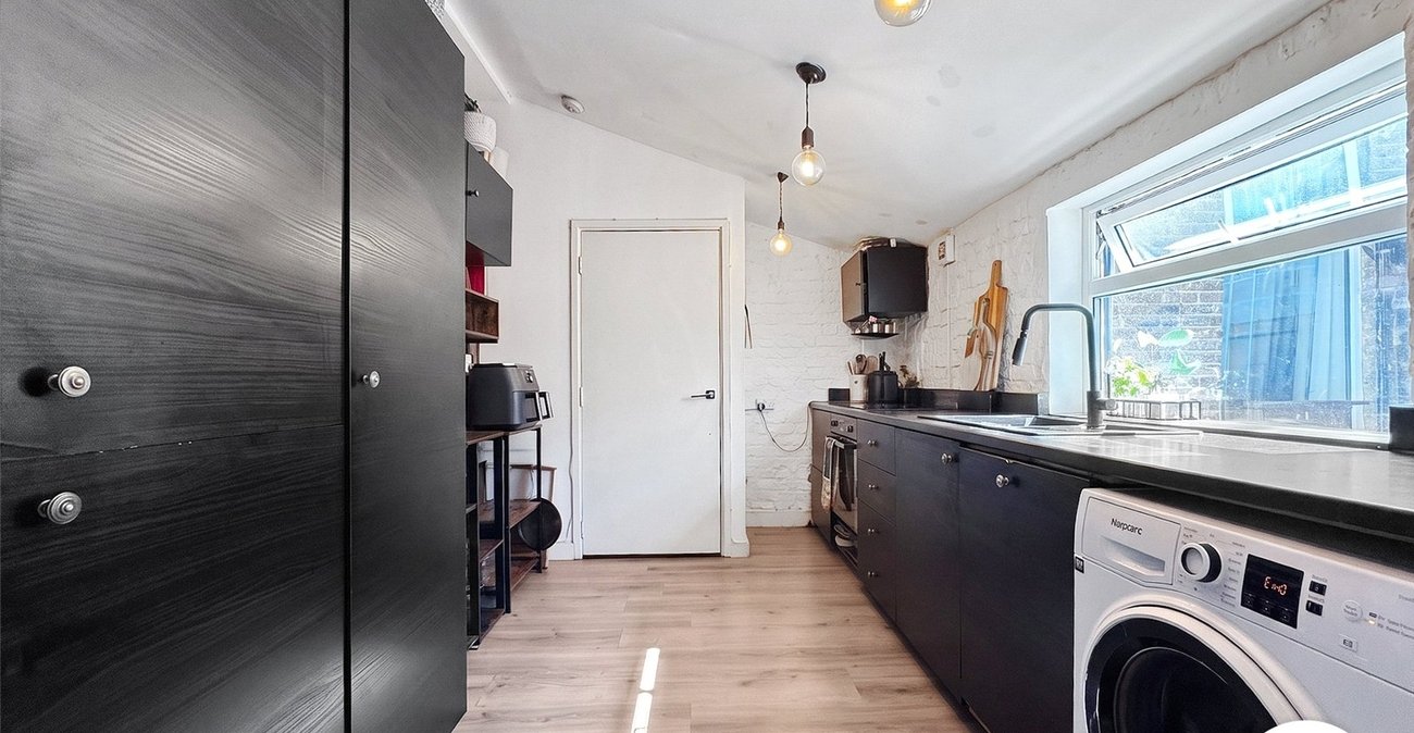 2 bedroom property to rent in London | Robinson Jackson
