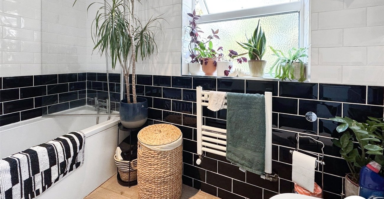 2 bedroom property to rent in London | Robinson Jackson