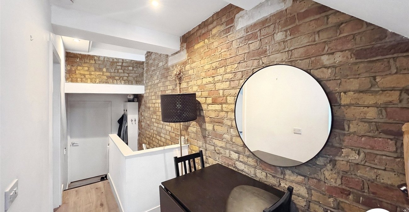 2 bedroom property to rent in London | Robinson Jackson