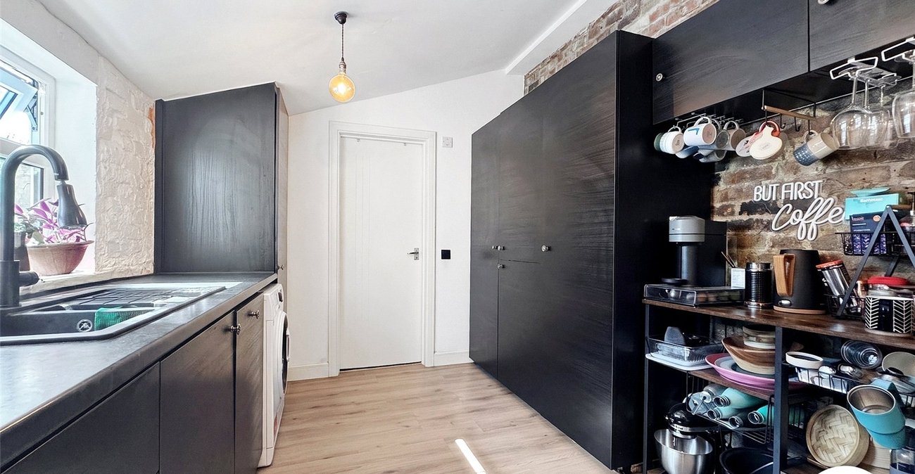 2 bedroom property to rent in London | Robinson Jackson
