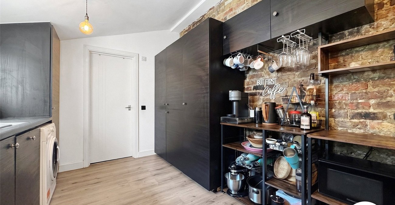 2 bedroom property to rent in London | Robinson Jackson