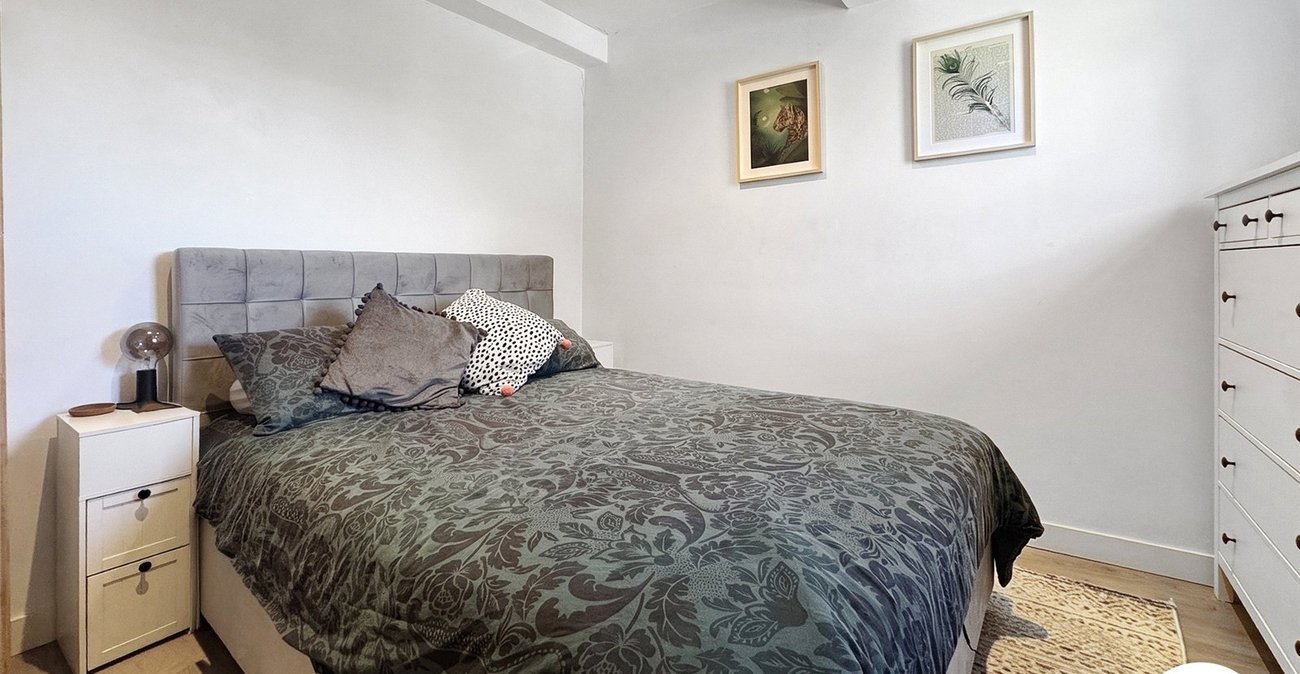 2 bedroom property to rent in London | Robinson Jackson