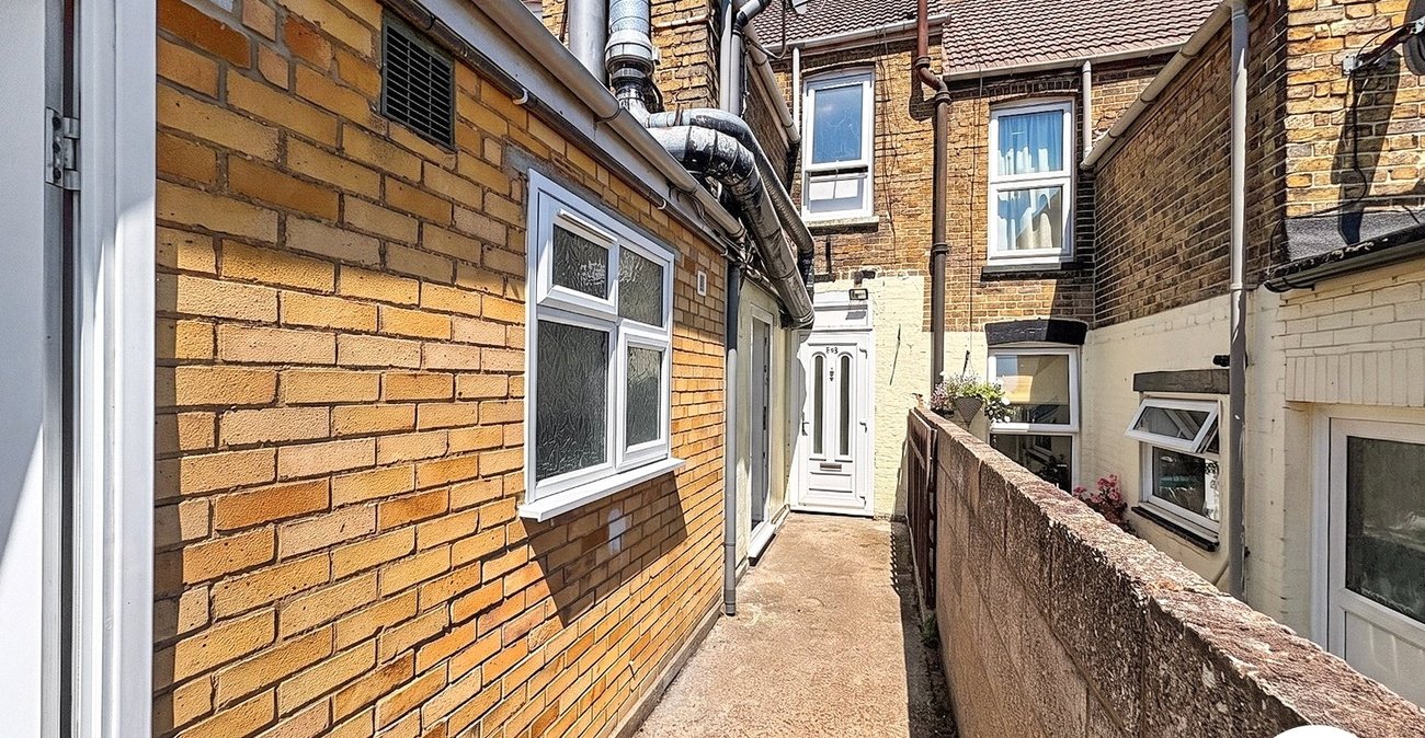 1 bedroom property to rent in Rochester | Robinson Michael & Jackson