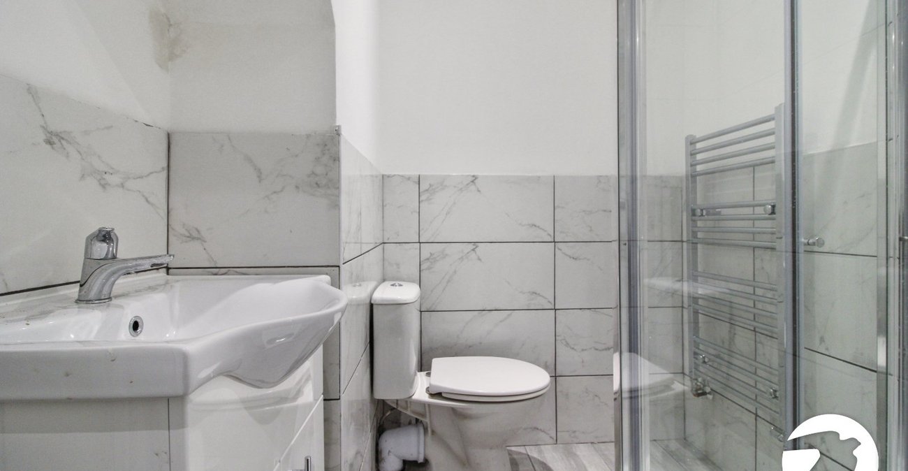 2 bedroom property to rent in London | Robinson Jackson