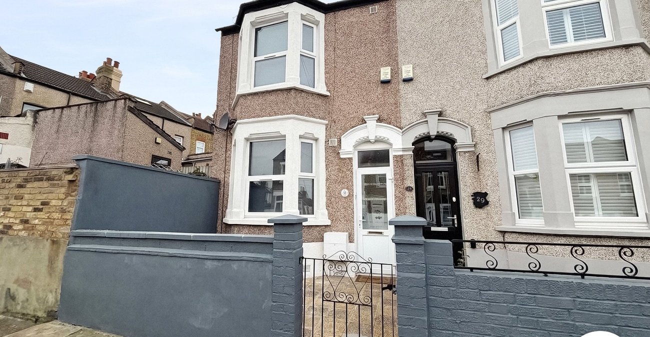 2 bedroom house to rent in London | 