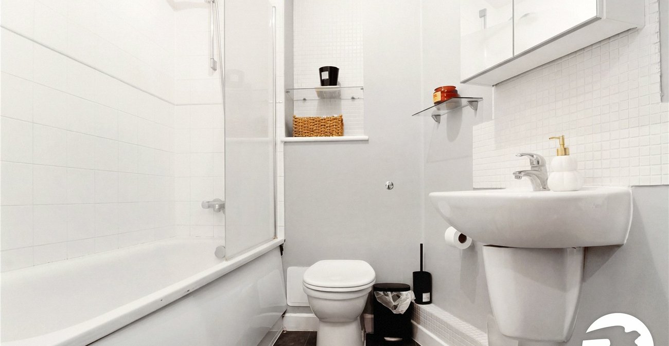 1 bedroom property to rent in Greenhithe | Robinson Michael & Jackson