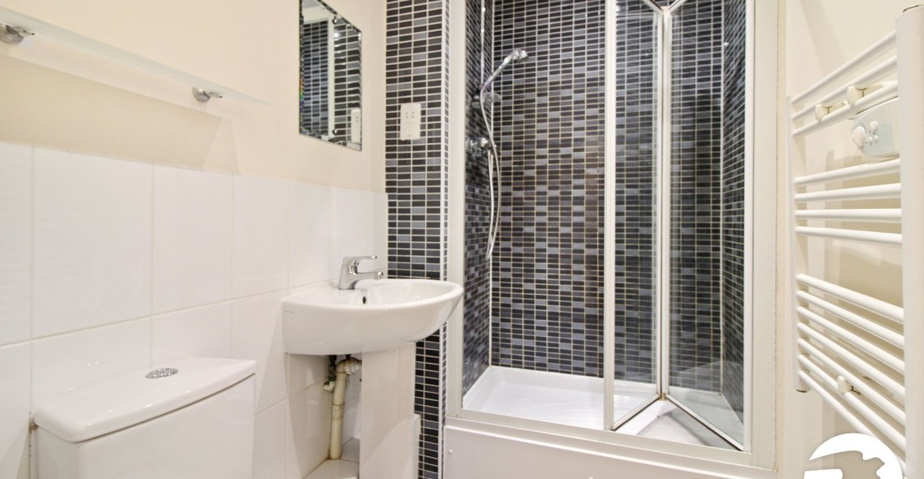 2 bedroom property to rent in Greenhithe | Robinson Michael & Jackson