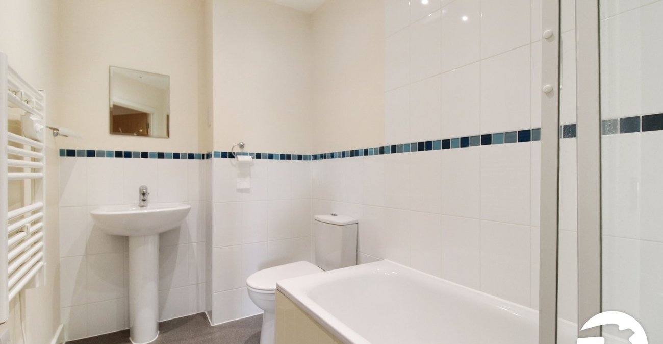 2 bedroom property to rent in Greenhithe | Robinson Michael & Jackson