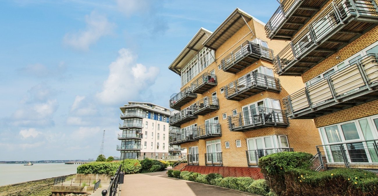 2 bedroom property to rent in Greenhithe | Robinson Michael & Jackson