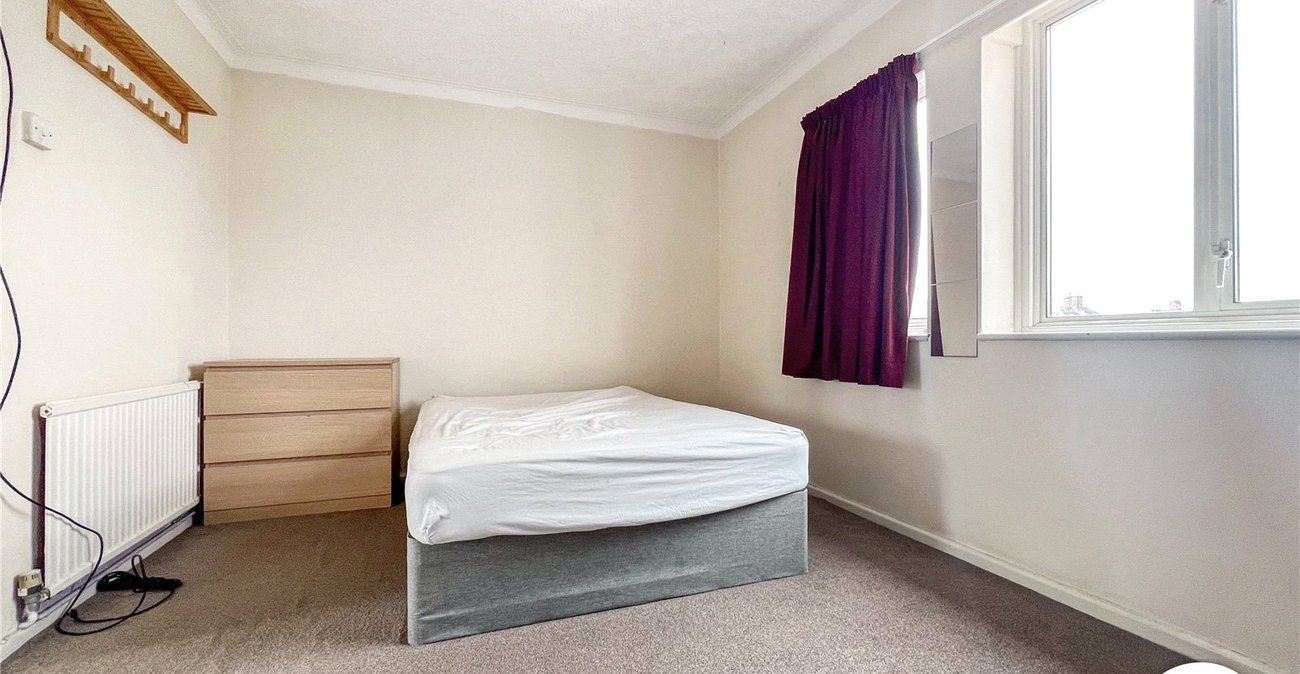 2 bedroom property to rent in London | Robinson Jackson