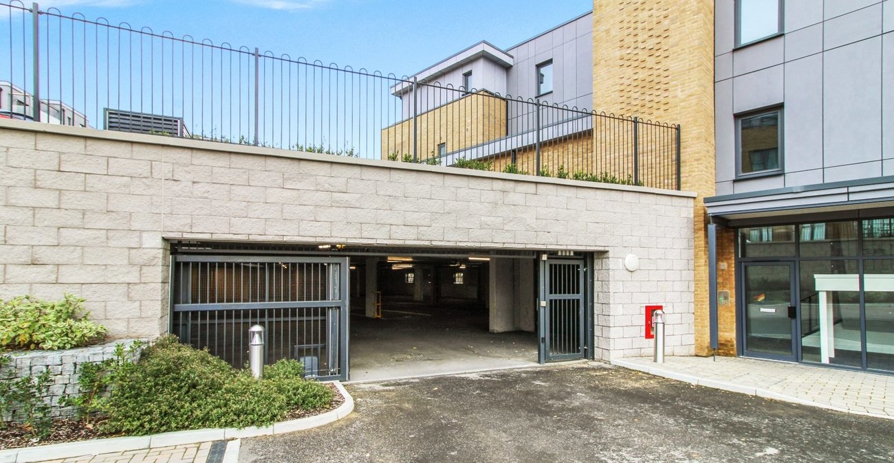 1 bedroom property to rent in Castle Hill | Robinson Michael & Jackson