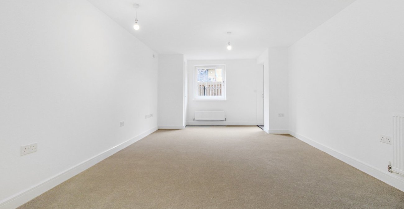 1 bedroom property to rent in Castle Hill | Robinson Michael & Jackson