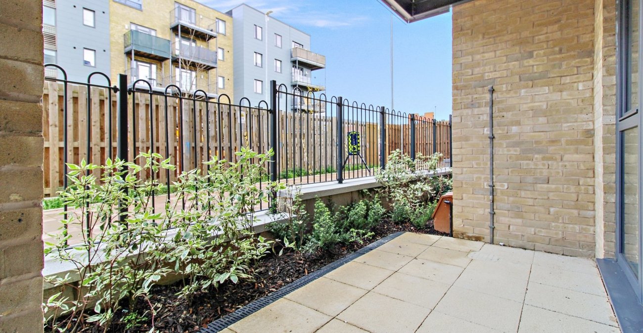 1 bedroom property to rent in Castle Hill | Robinson Michael & Jackson