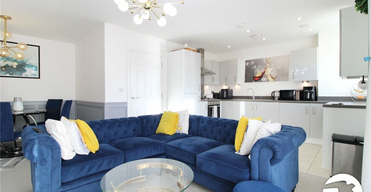 2 bedroom property to rent in Castle Hill | Robinson Michael & Jackson