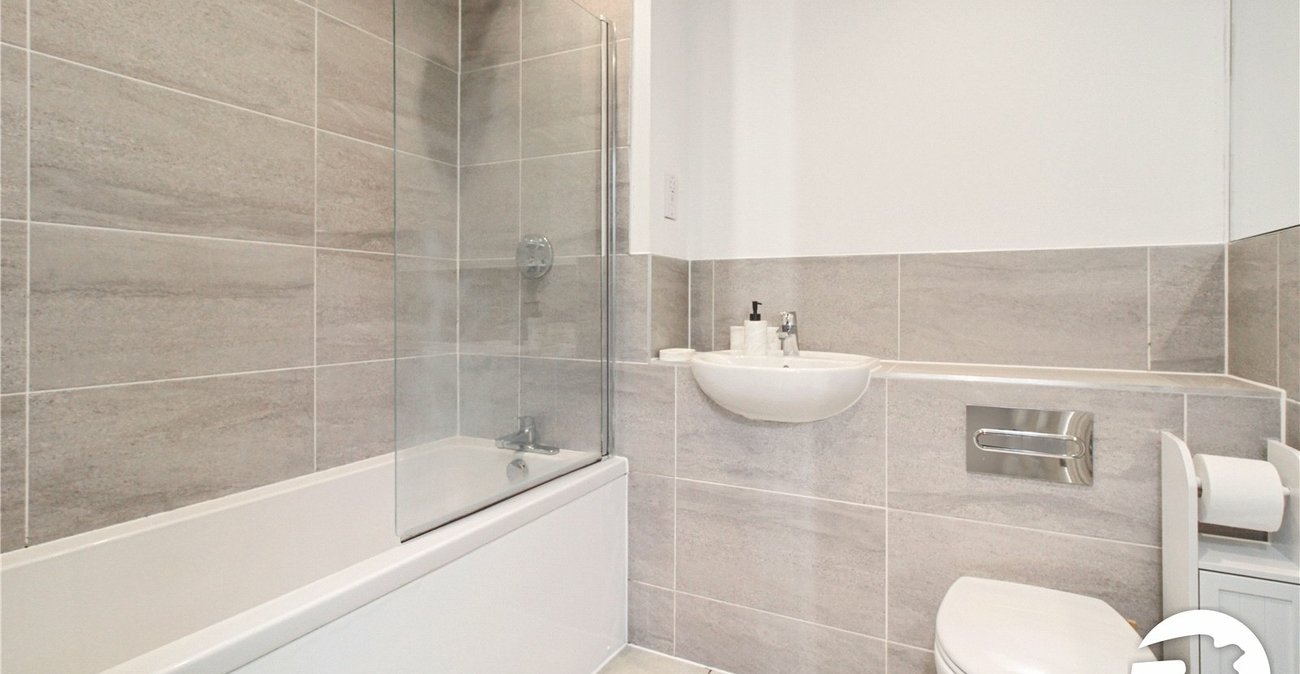 2 bedroom property to rent in Castle Hill | Robinson Michael & Jackson