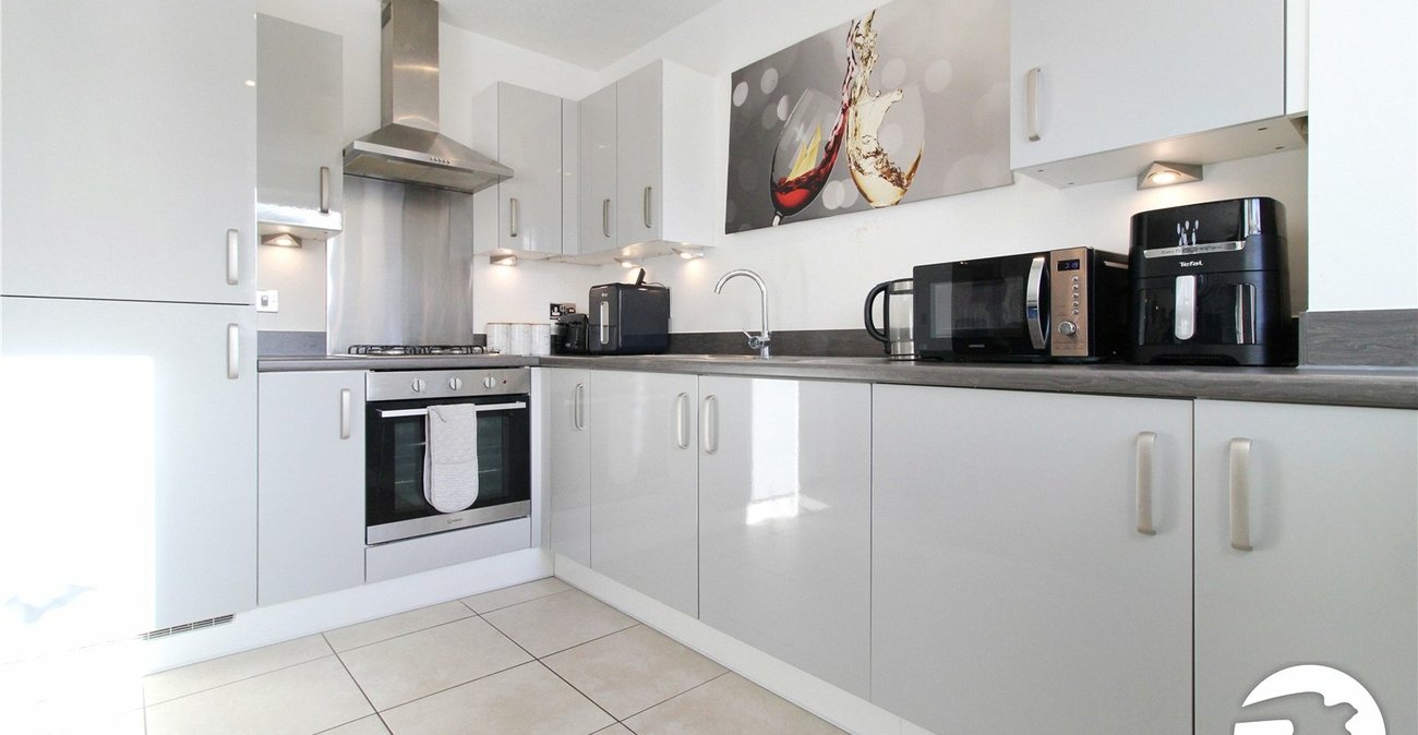 2 bedroom property to rent in Castle Hill | Robinson Michael & Jackson