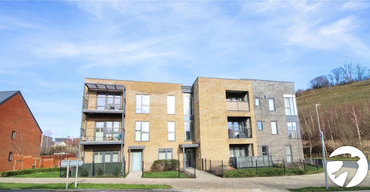 2 bedroom property to rent in Castle Hill | Robinson Michael & Jackson