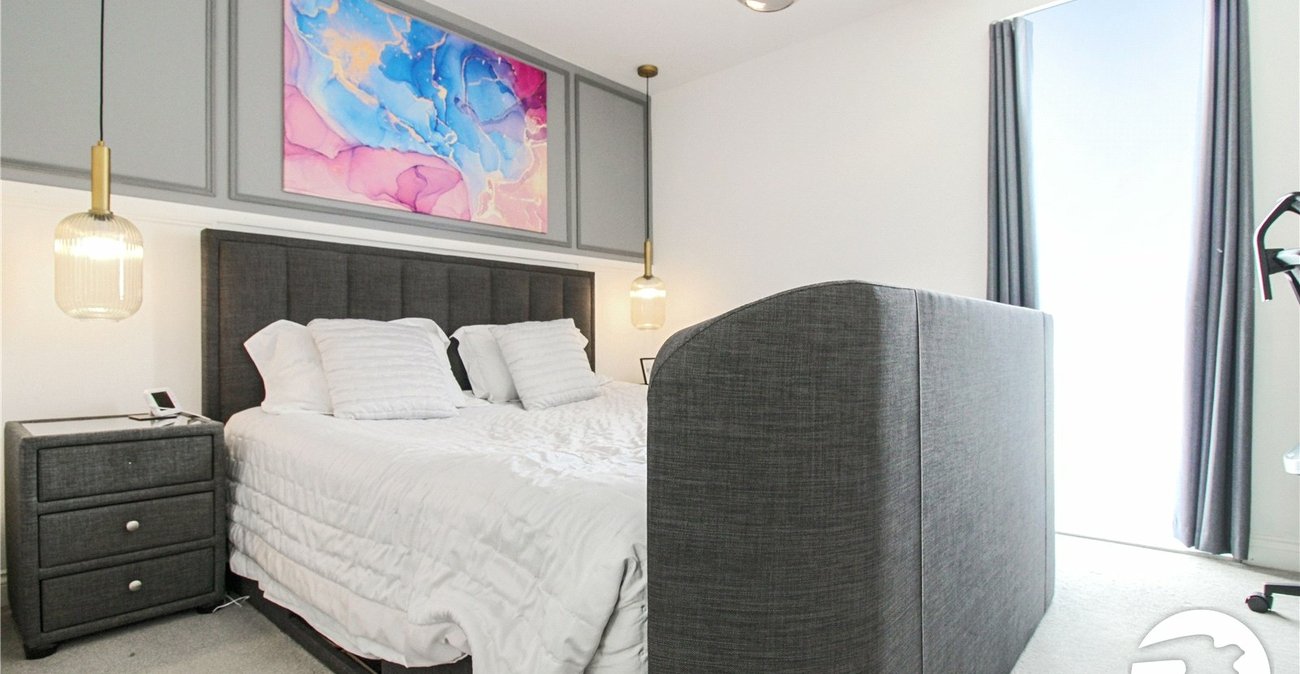 2 bedroom property to rent in Castle Hill | Robinson Michael & Jackson