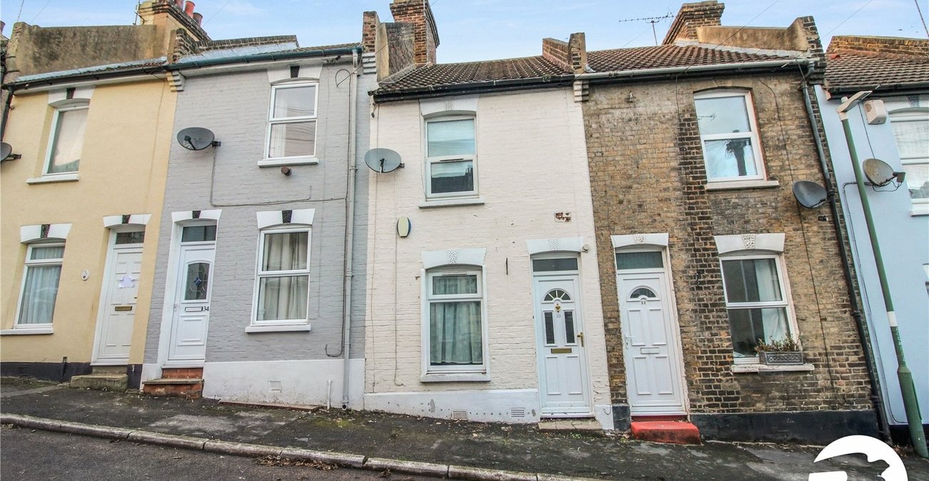 2 bedroom house to rent in Greenhithe | Robinson Michael & Jackson
