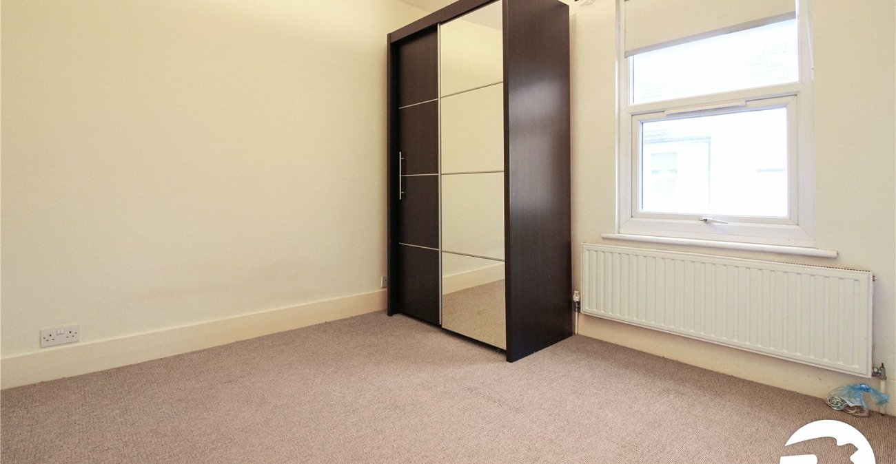 2 bedroom house to rent in Greenhithe | Robinson Michael & Jackson