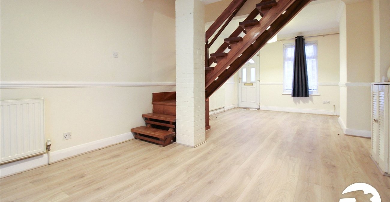 2 bedroom house to rent in Greenhithe | Robinson Michael & Jackson