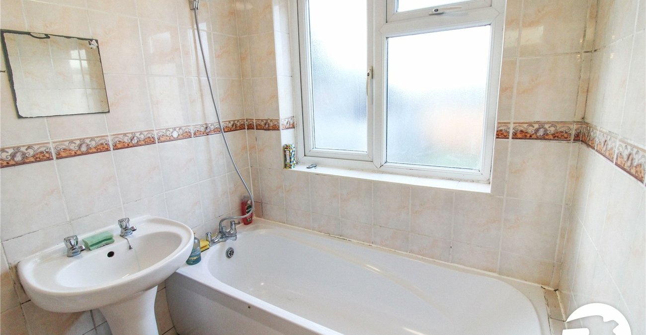 2 bedroom house to rent in Greenhithe | Robinson Michael & Jackson