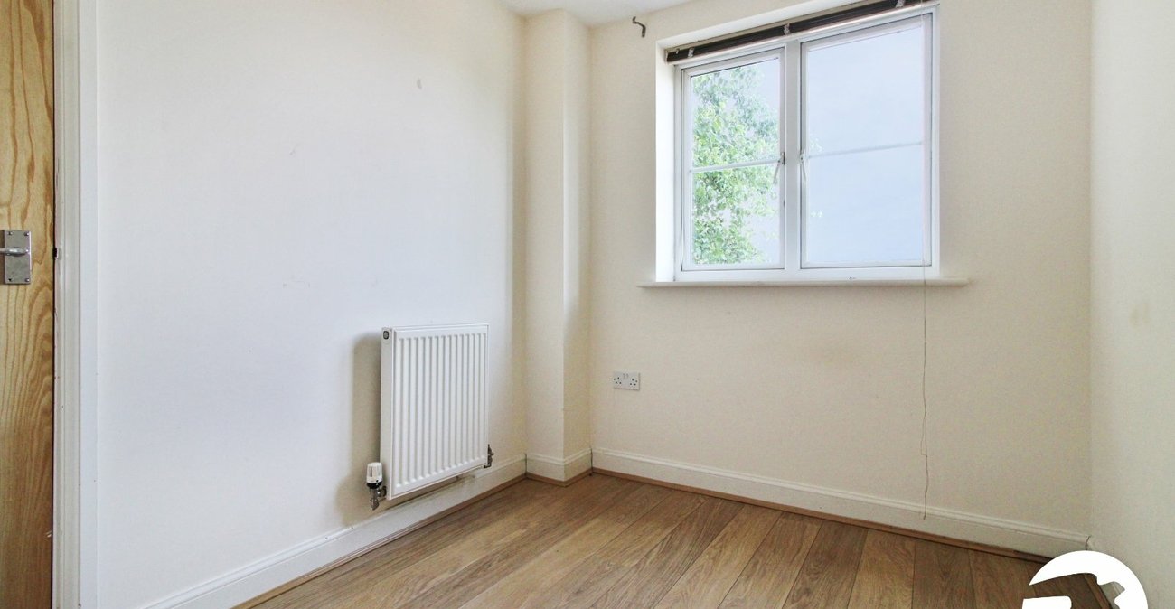 2 bedroom property to rent in Greenhithe | Robinson Michael & Jackson