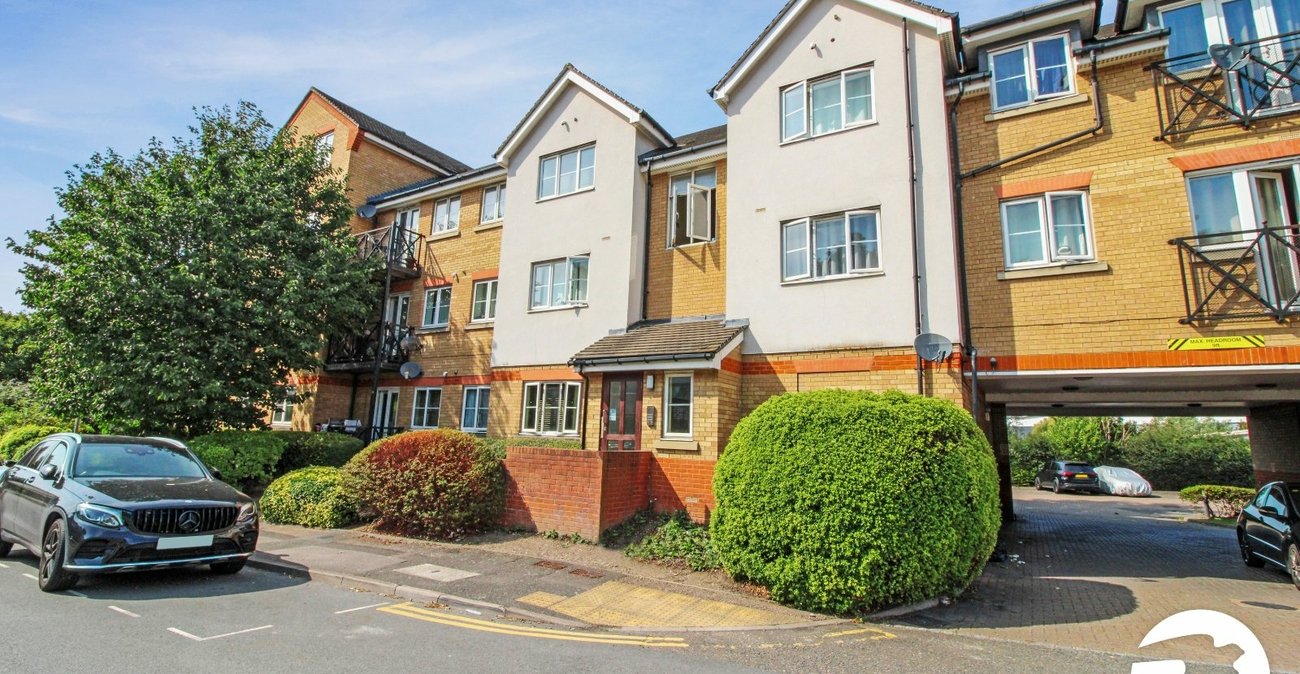 2 bedroom property to rent in Greenhithe | Robinson Michael & Jackson