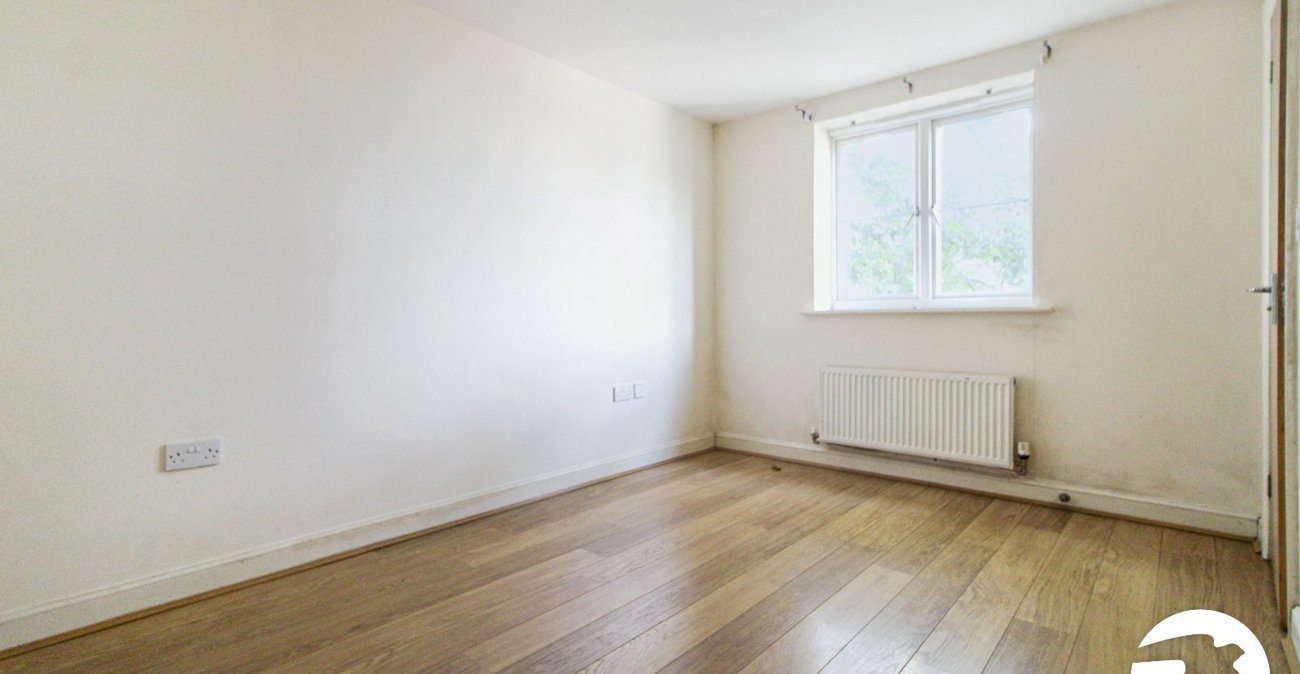 2 bedroom property to rent in Greenhithe | Robinson Michael & Jackson