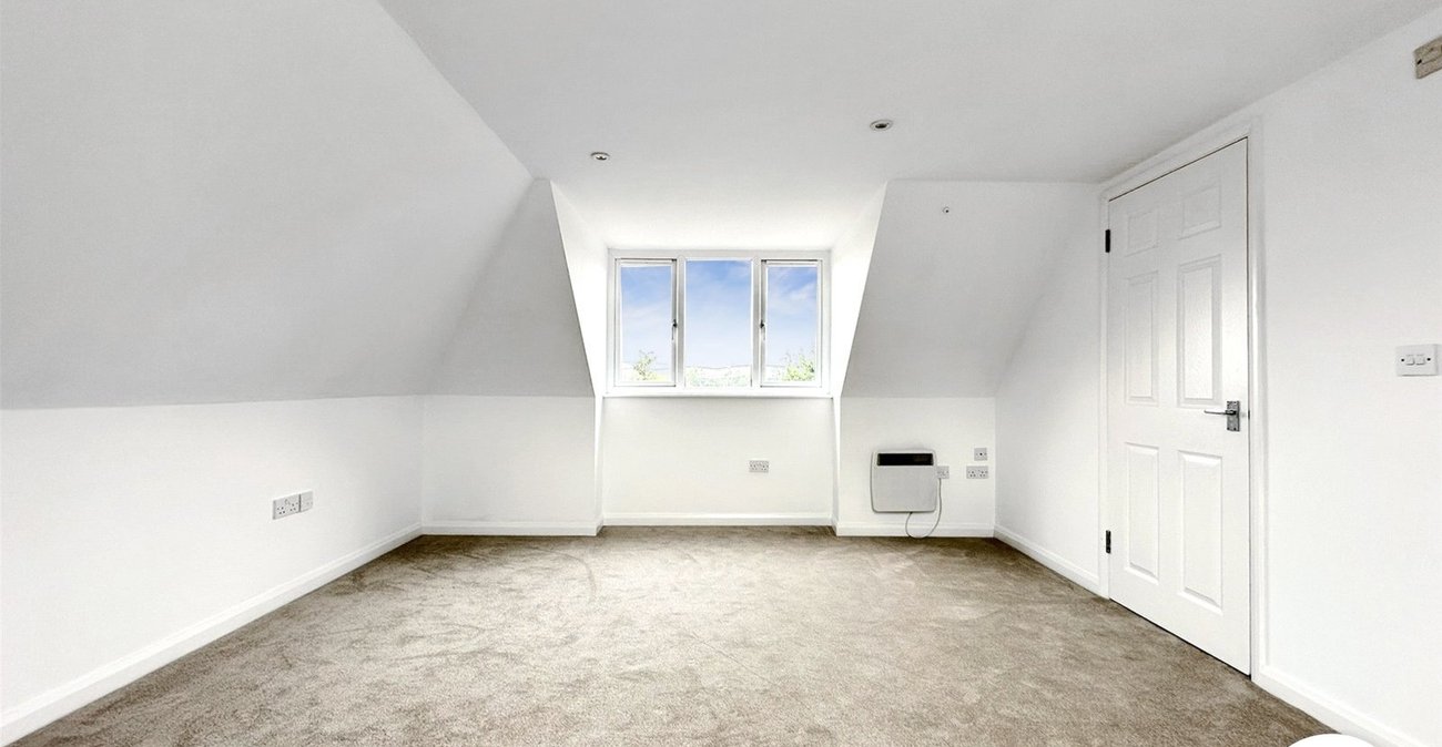 1 bedroom property to rent in Greenhithe | Robinson Michael & Jackson