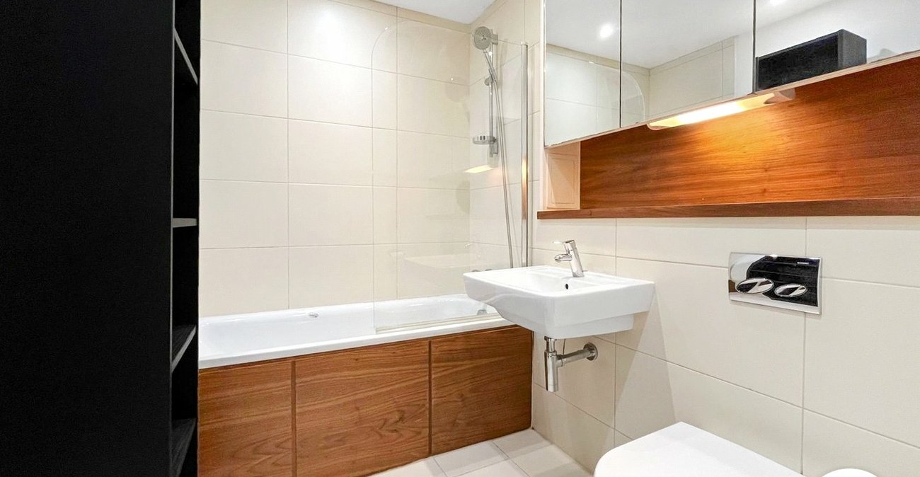 2 bedroom property to rent in Dock Head Road | Robinson Michael & Jackson