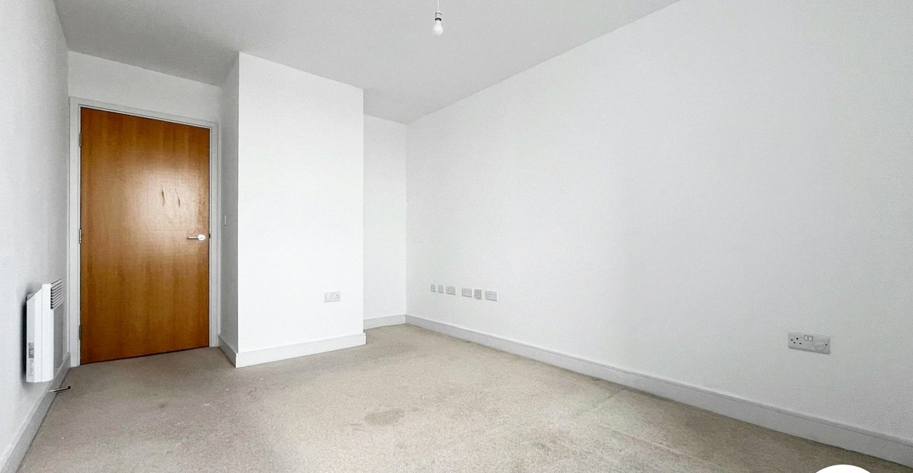 2 bedroom property to rent in Dock Head Road | Robinson Michael & Jackson