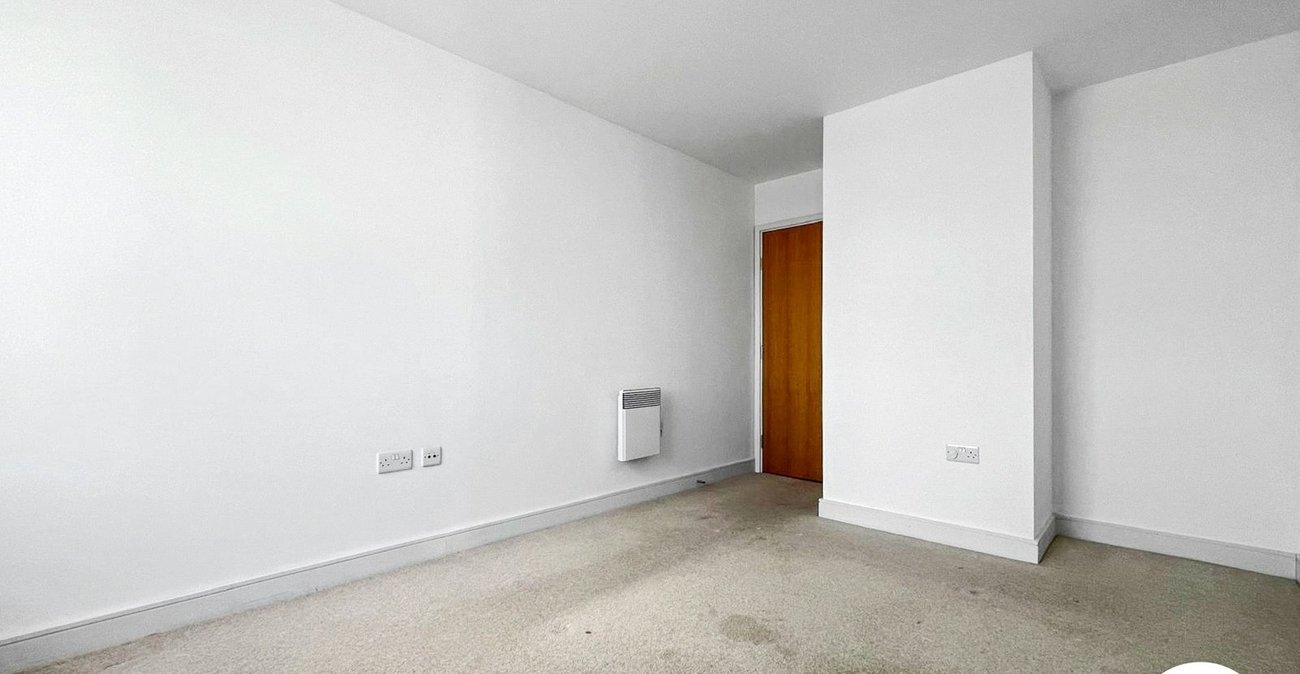 2 bedroom property to rent in Dock Head Road | Robinson Michael & Jackson